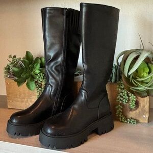 NWOT Chunky Heeled Knee-high Boots Platform Sole. Black